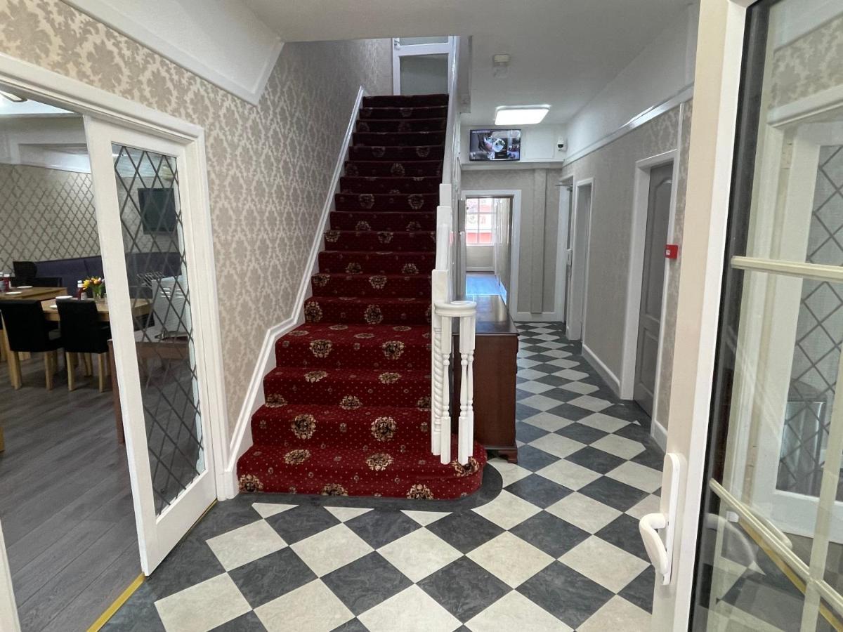 Oyo Queens Hotel, สเกคเนส ภายนอก รูปภาพ